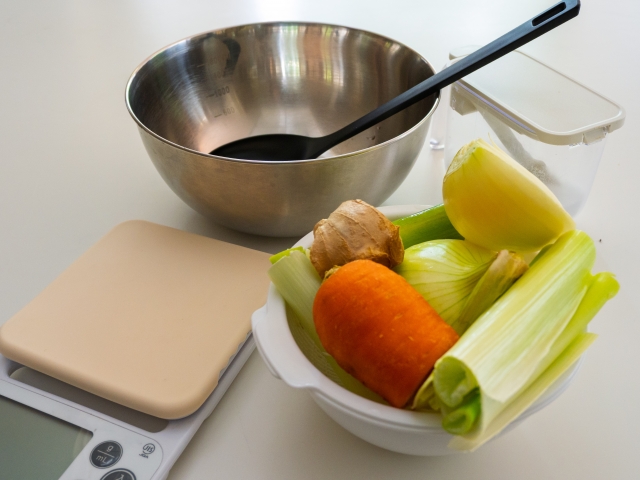 秤とボール、野菜