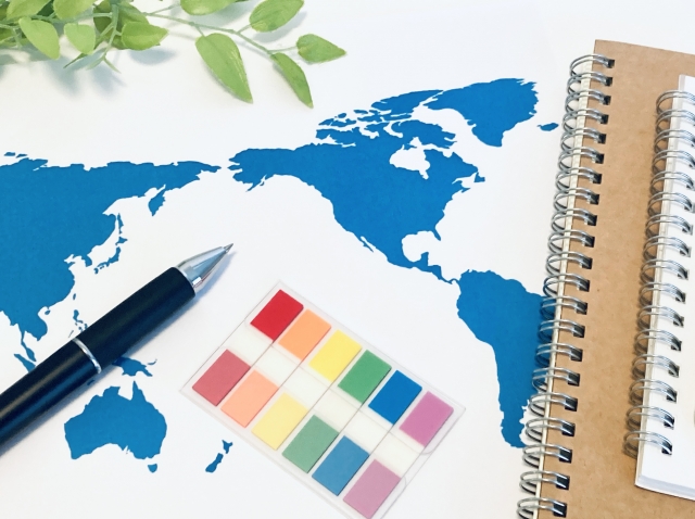 世界地図と筆記用具