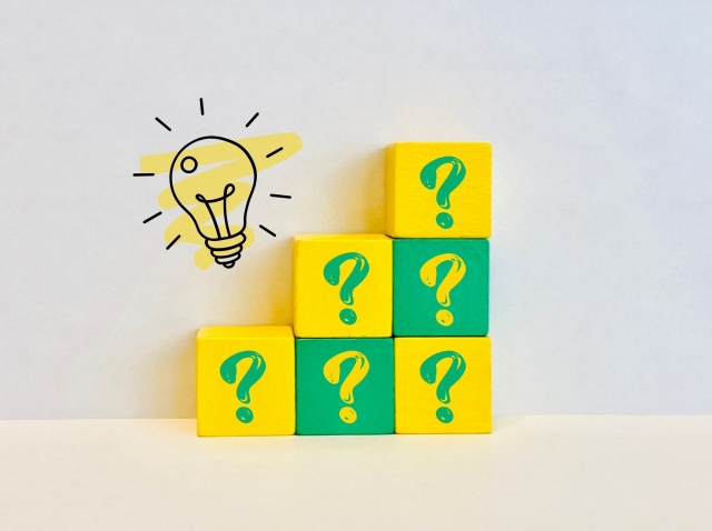 ハテナマークの積み木と閃き電球