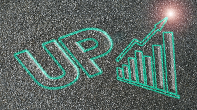 UPの文字と右肩上がりの棒グラフ