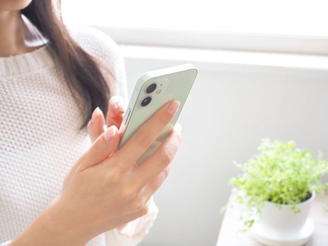 スマホを持つ女の人の手
