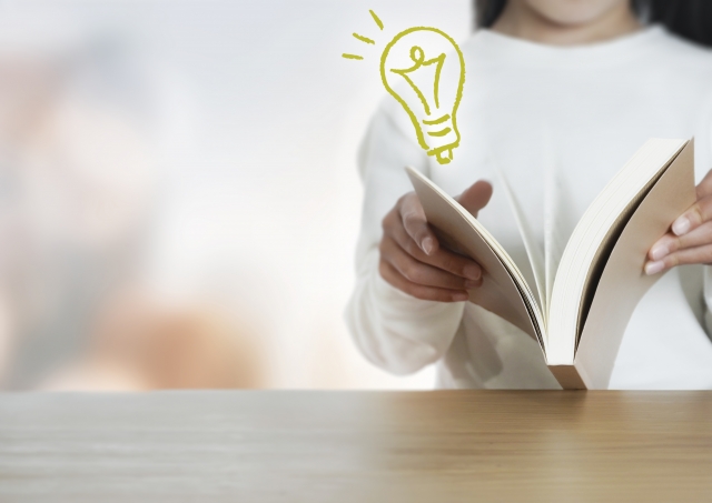 本を読む子ども　ひらめきの電球イラスト