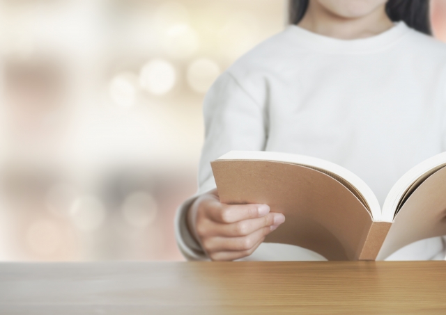 本を読む人、光り輝く背景