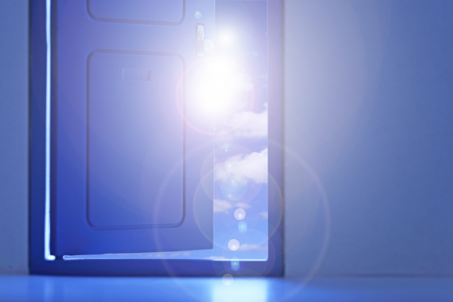 ドアの向こうに青空と光