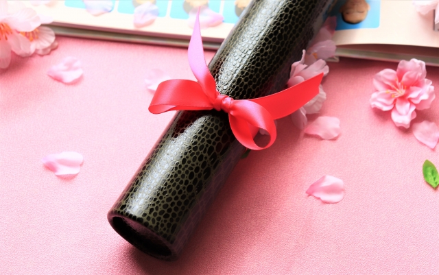 卒業証書、卒業アルバム、桜